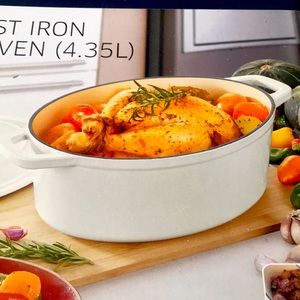 Crofton 4.6 quart cast iron French oven new in box. White